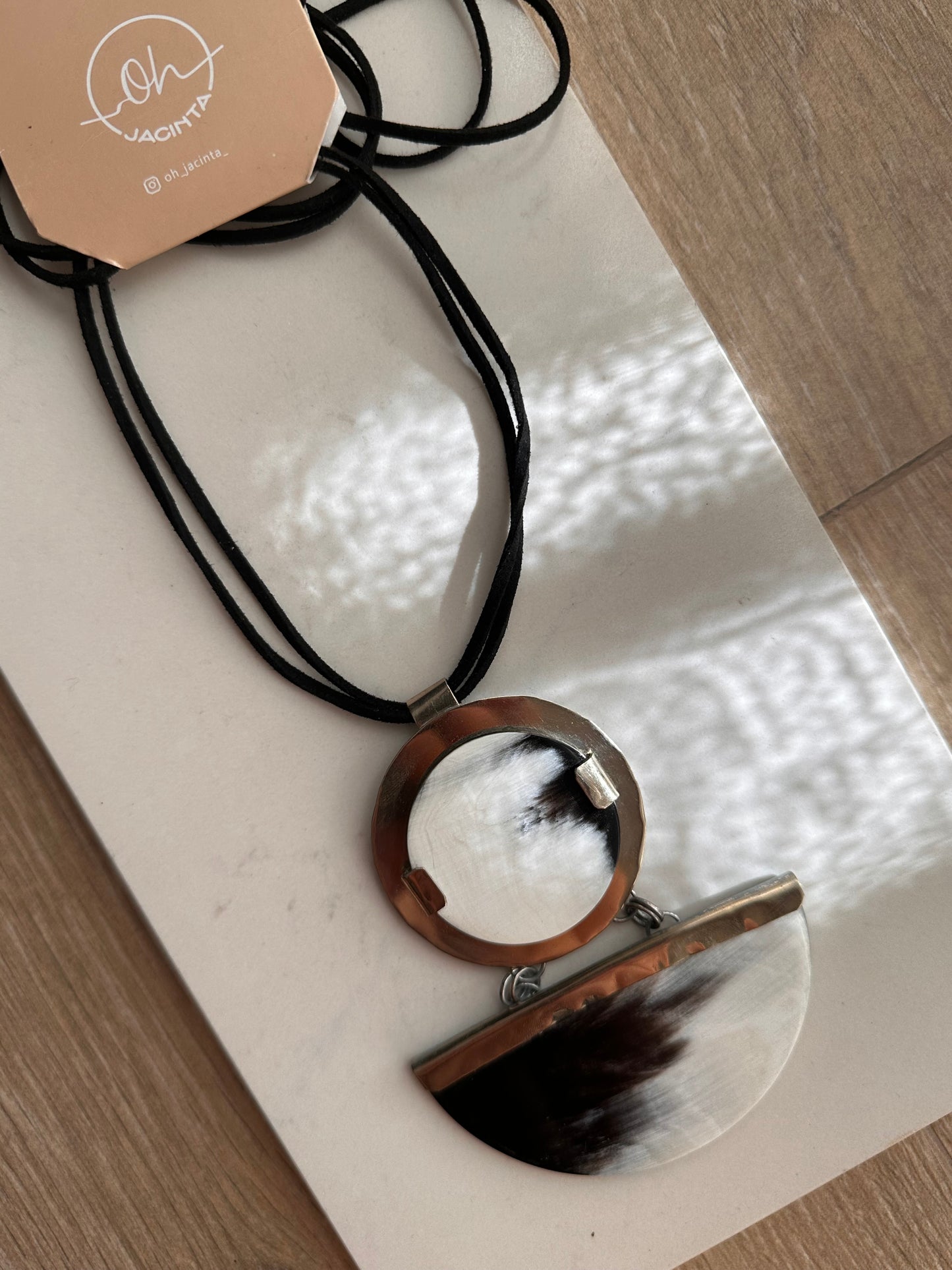 ๐ง๐ฅ๐๐ก๐ฆ๐. ๐๐๐ก๐๐๐ฅ๐๐ $2350 Colgante en guampa y orfebreria | tiento color natural