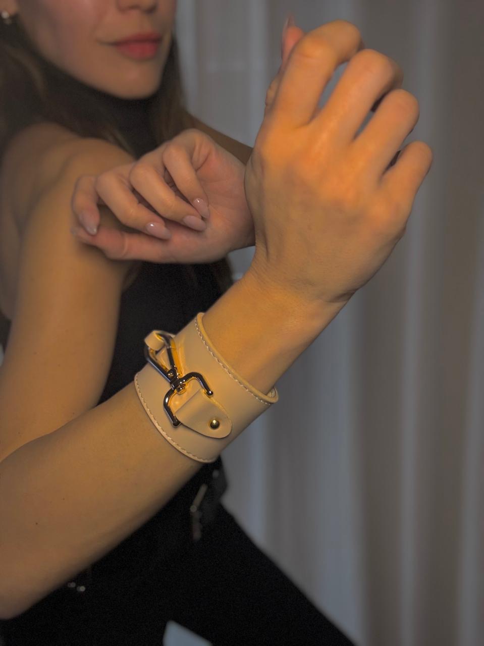 Brazalete 100% cuero. Transferencia bancaria $2400