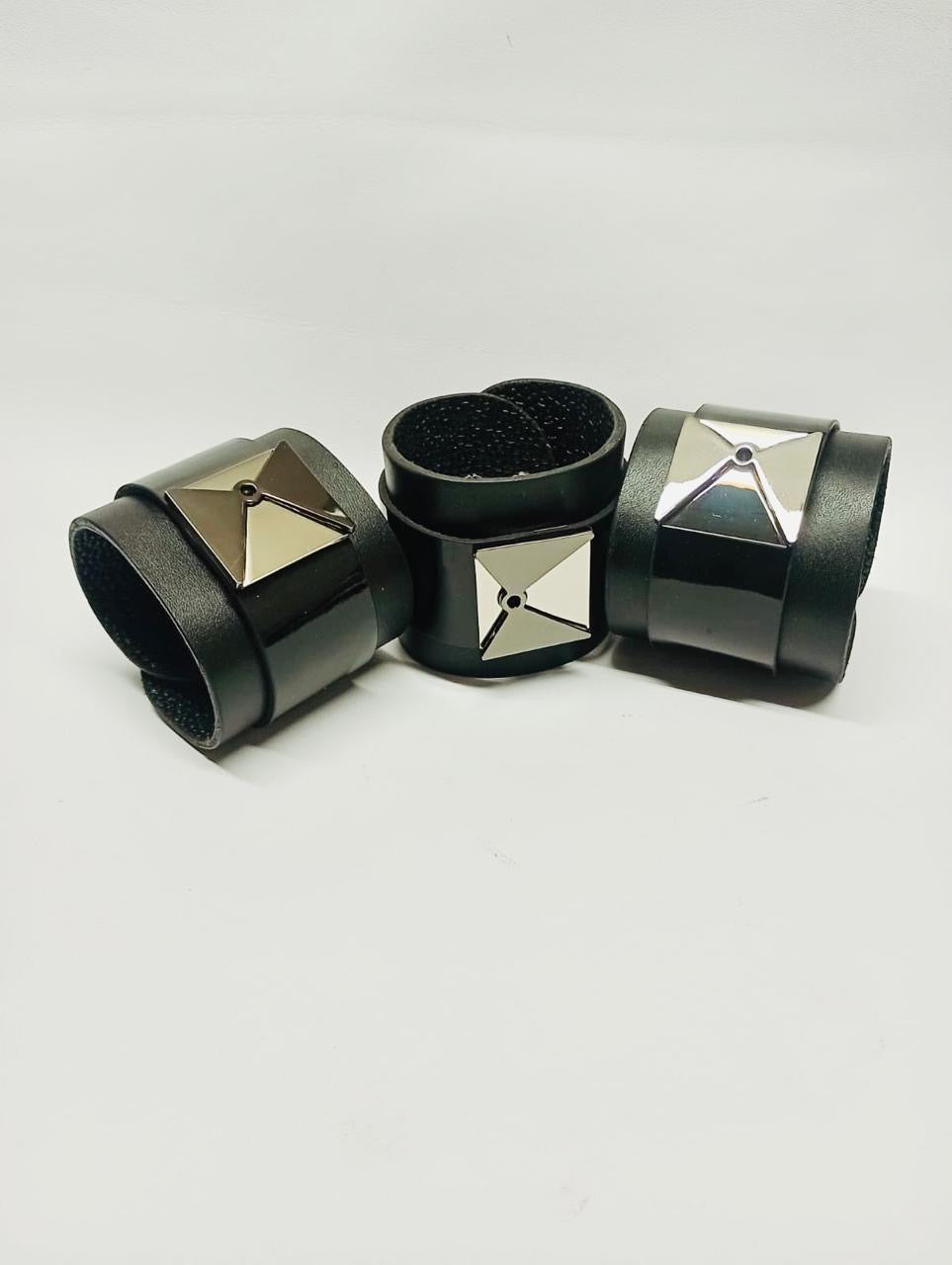 Brazalete 100% cuero. Transferencia bancaria $2500