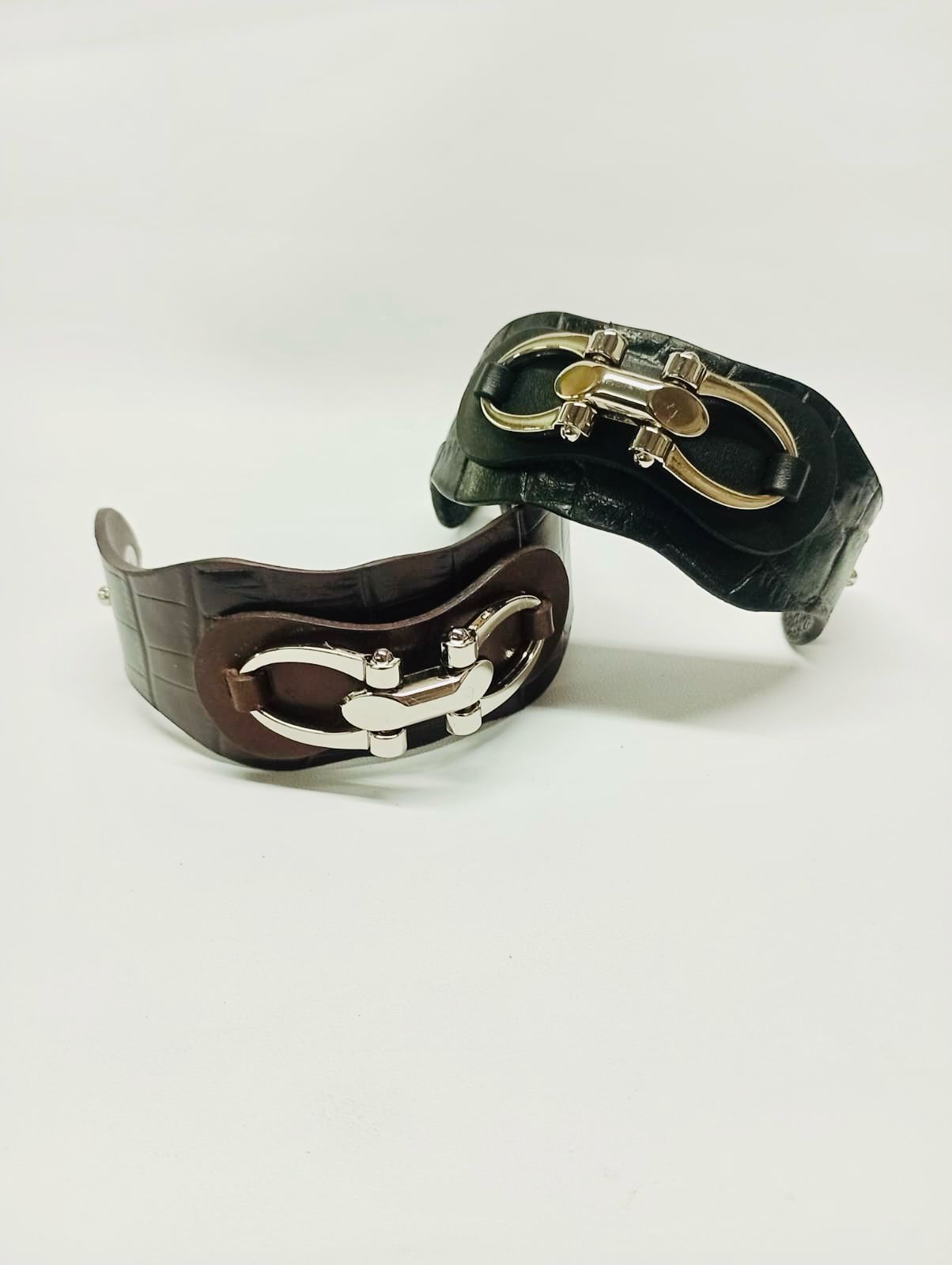 Brazalete 100% cuero. Transferencia bancaria $2350