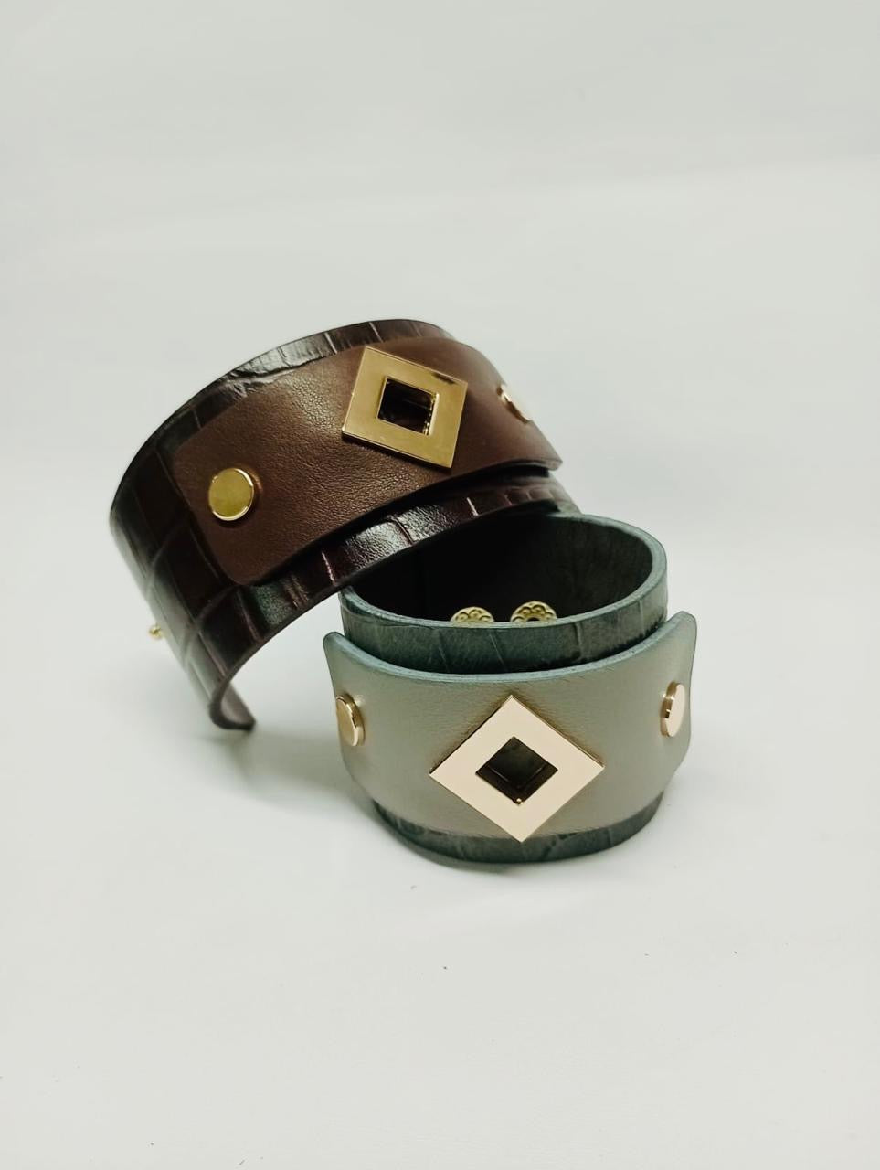 Brazalete 100% cuero. Transferencia bancaria $2500