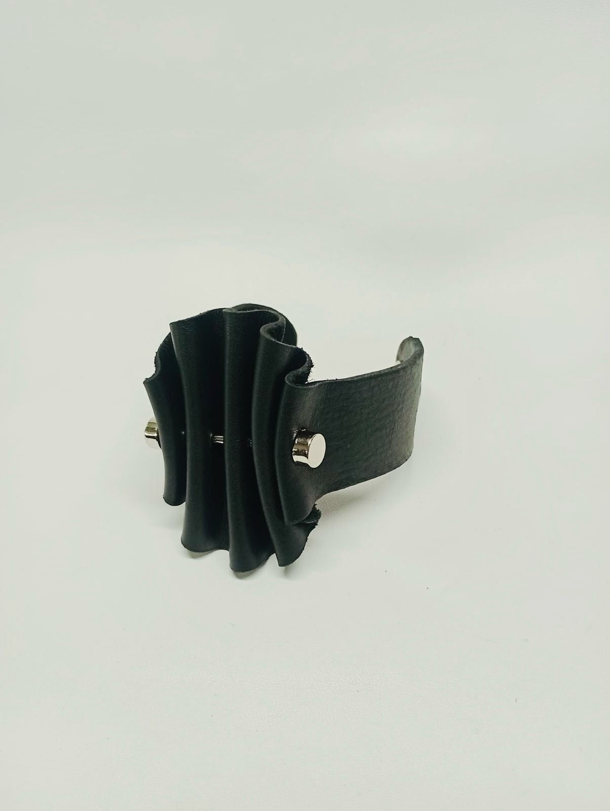 Brazalete 100% cuero. Transferencia bancaria $2500