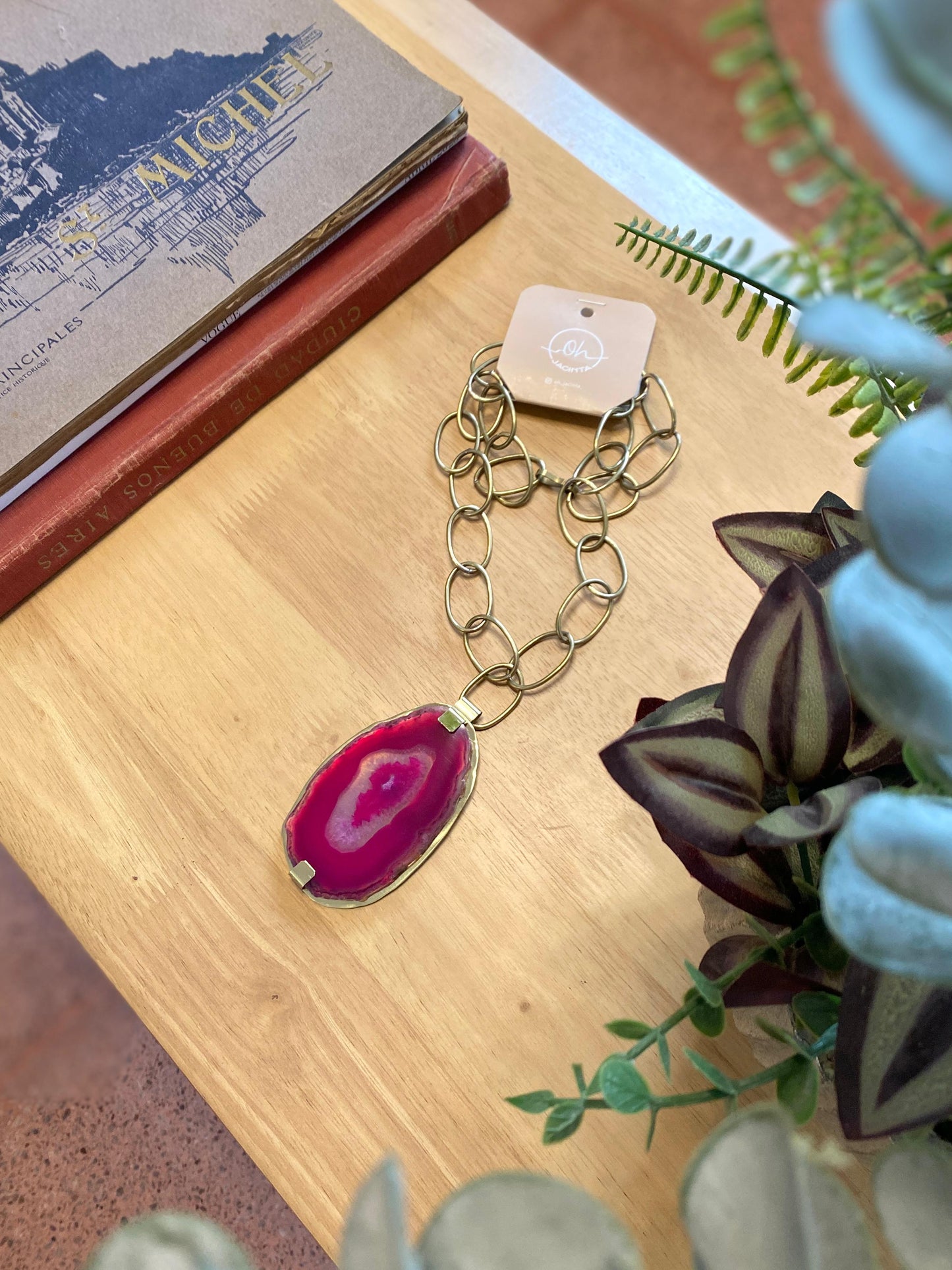 ๐ง๐ฅ๐๐ก๐ฆ๐. ๐๐๐ก๐๐๐ฅ๐๐ $๐๐๐๐ Colgante de cadena con eslabones color oro y piedra natural en tonos fucsia