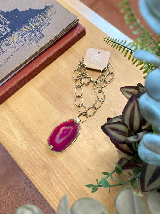 𝗧𝗥𝗔𝗡𝗦𝗙. 𝗕𝗔𝗡𝗖𝗔𝗥𝗜𝗔 $𝟐𝟗𝟐𝟎 Colgante de cadena con eslabones color oro y piedra natural en tonos fucsia