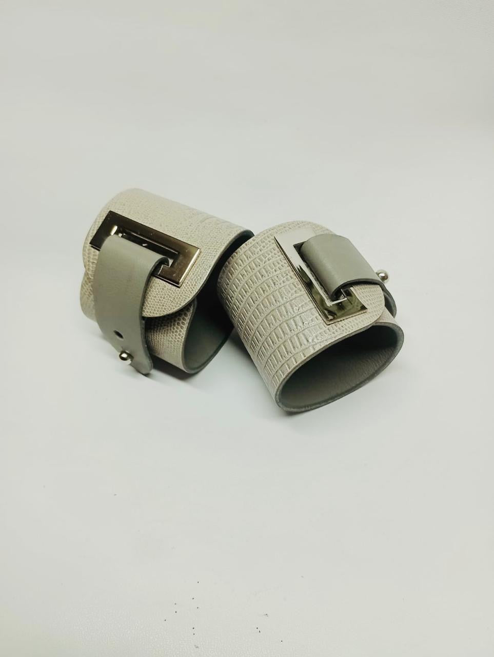 Brazalete 100% cuero. Transferencia bancaria $2500