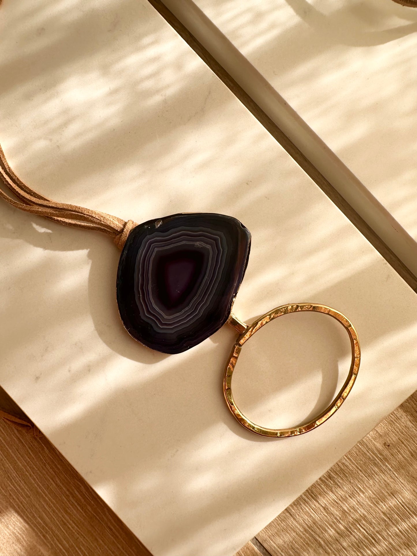 𝗧𝗥𝗔𝗡𝗦𝗙. 𝗕𝗔𝗡𝗖𝗔𝗥𝗜𝗔 $2180 Colgante en piedra y orfebrería | tiento color natural