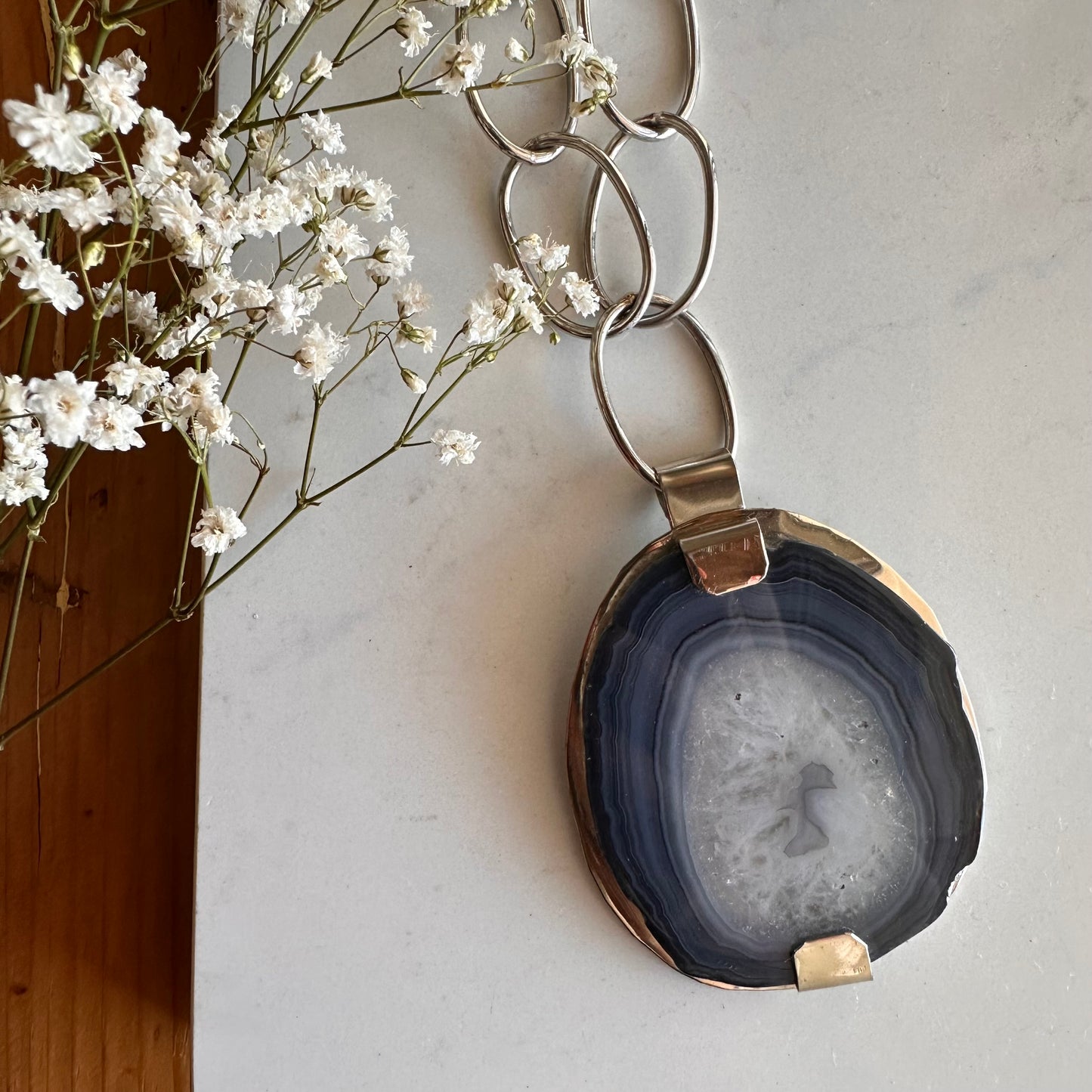 ๐ง๐ฅ๐๐ก๐ฆ๐. ๐๐๐ก๐๐๐ฅ๐๐ $๐๐๐๐ Colgante de cadena con eslabones color plata y piedra natural en tonos azules.