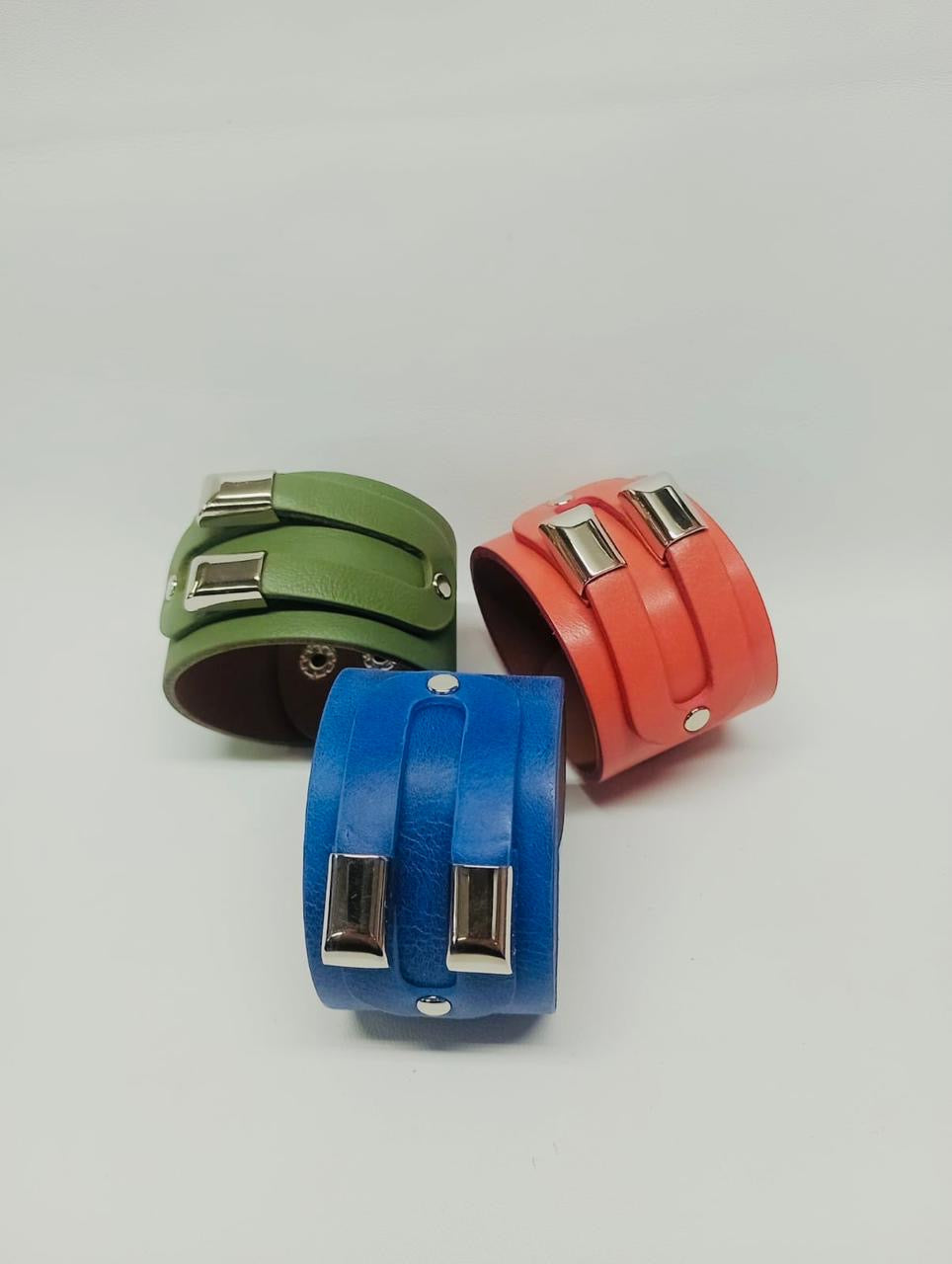 VERDE SECO • Brazalete 100% cuero. Transferencia bancaria $2400