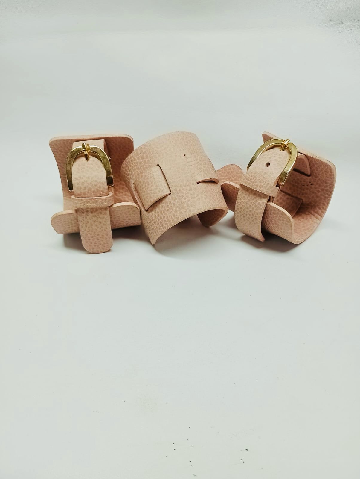 Brazalete 100% cuero. Transferencia bancaria $2500