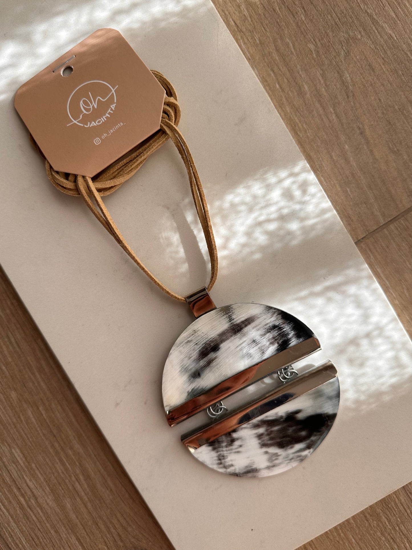 ๐ง๐ฅ๐๐ก๐ฆ๐. ๐๐๐ก๐๐๐ฅ๐๐ $2350 Colgante en guampa y orfebreria | tiento color natural