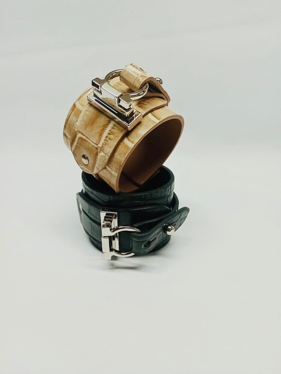 Brazalete 100% cuero. Transferencia bancaria $2500