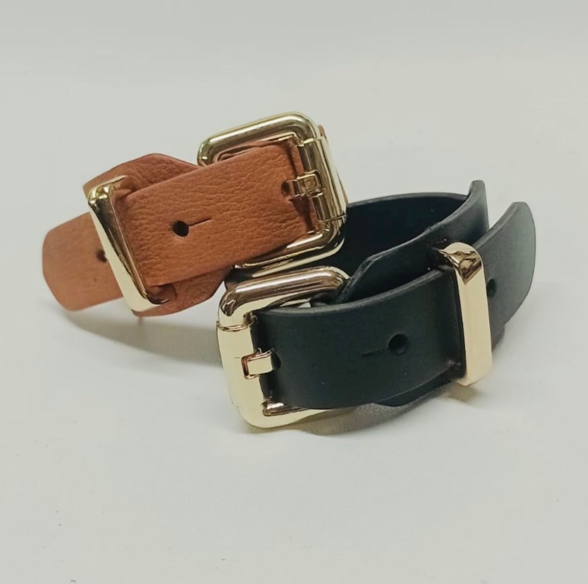 NEGRO • Brazalete 100% cuero. Transferencia bancaria $2450
