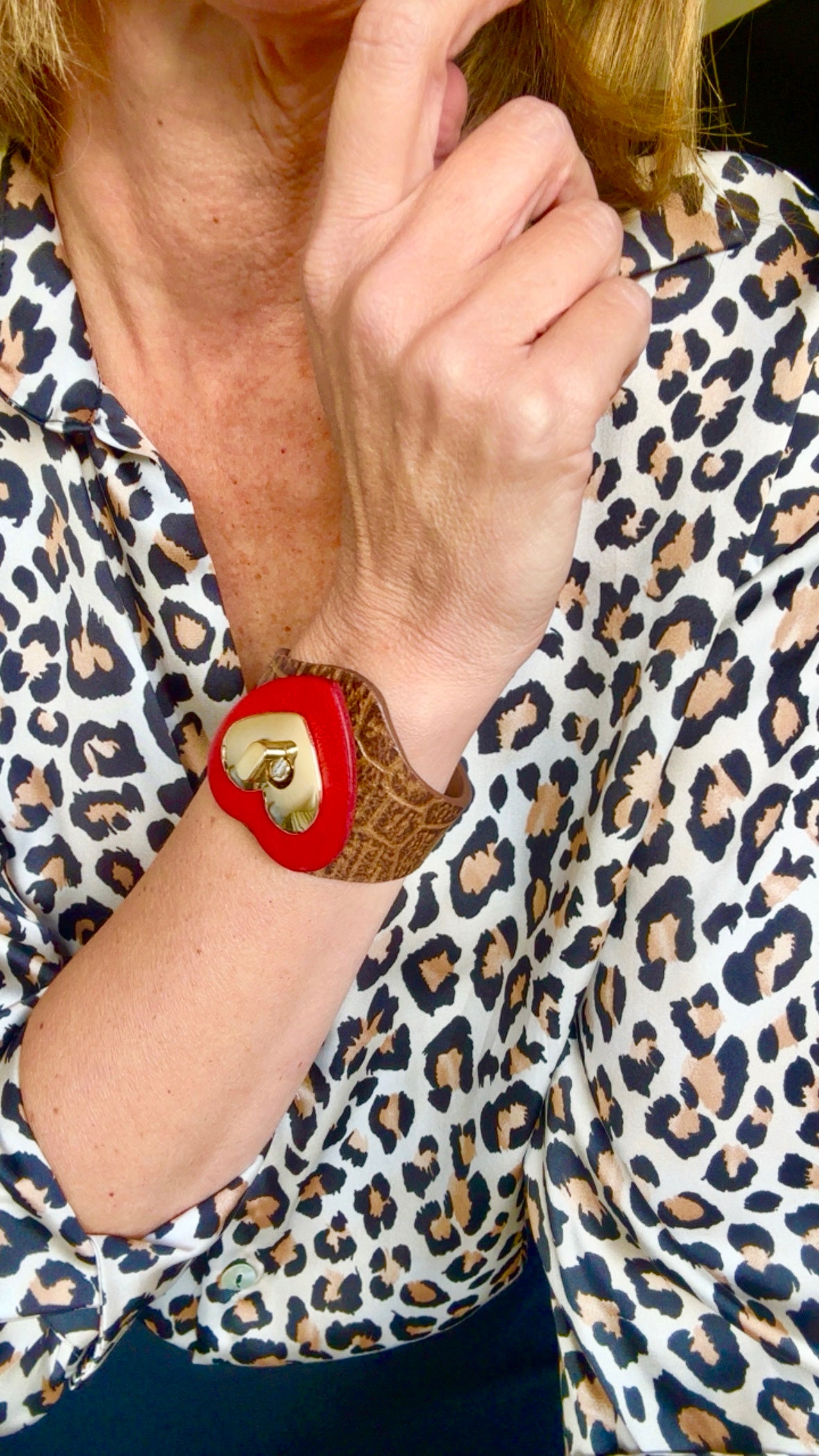 MARRÓN & CORAZÓN GUINDA  • Brazalete 100% cuero. Transferencia bancaria $2600