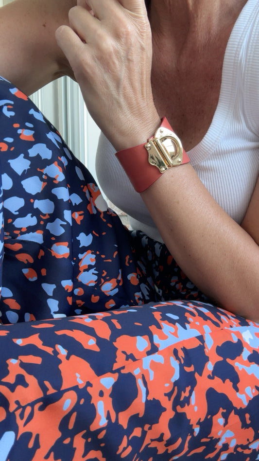 Brazalete 100% cuero.              Coral 20% off • Transferencia bancaria $2330