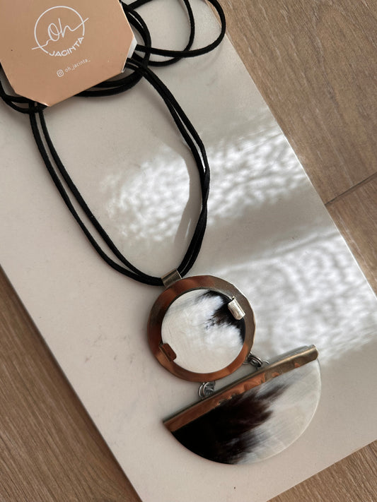 𝗧𝗥𝗔𝗡𝗦𝗙. 𝗕𝗔𝗡𝗖𝗔𝗥𝗜𝗔 $2350 Colgante en guampa y orfebreria | tiento color natural