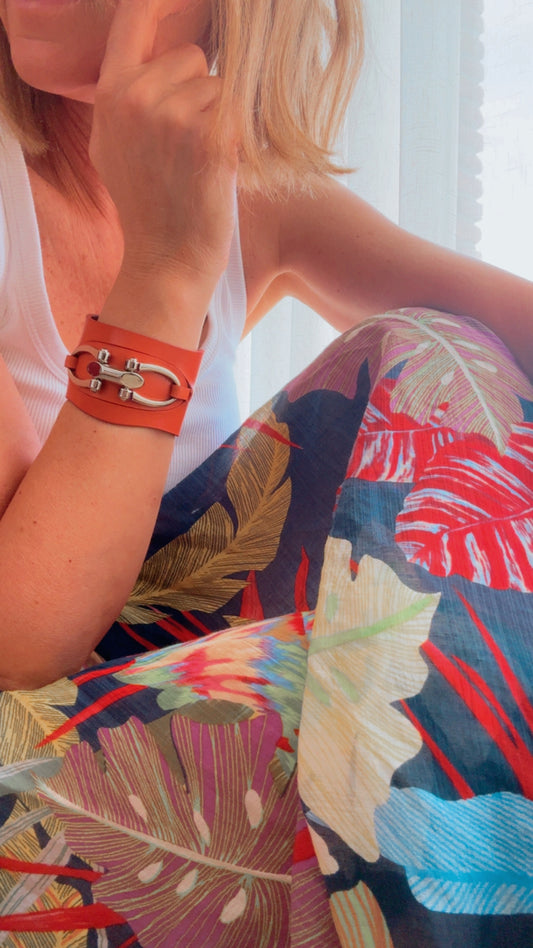 Brazalete 100% cuero.              Coral 20% off • Transferencia bancaria $2285