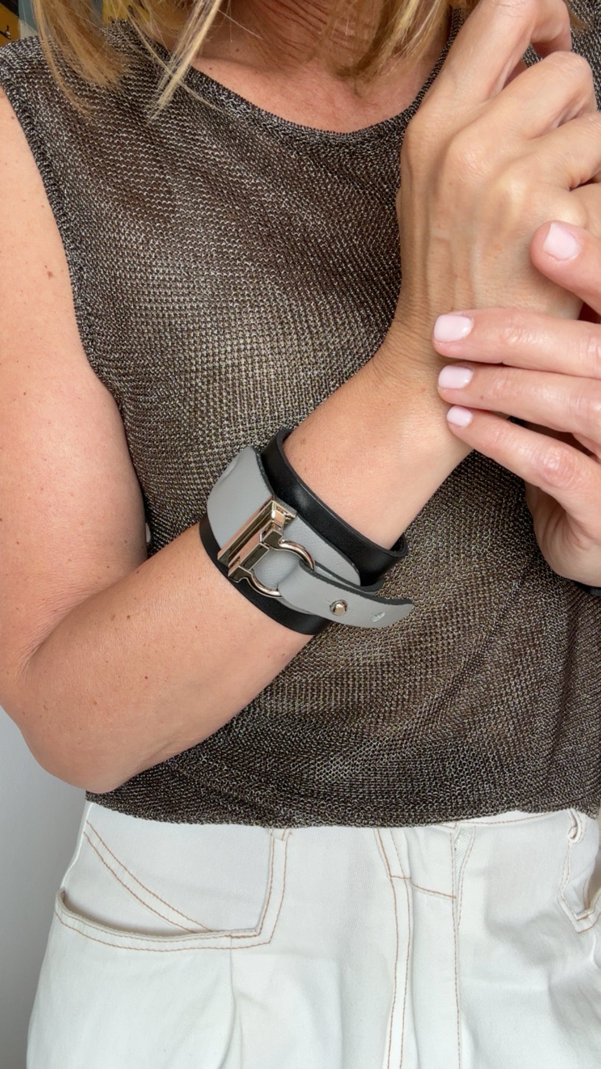 NEGRO & GRIS • Brazalete 100% cuero. Transferencia bancaria $2475