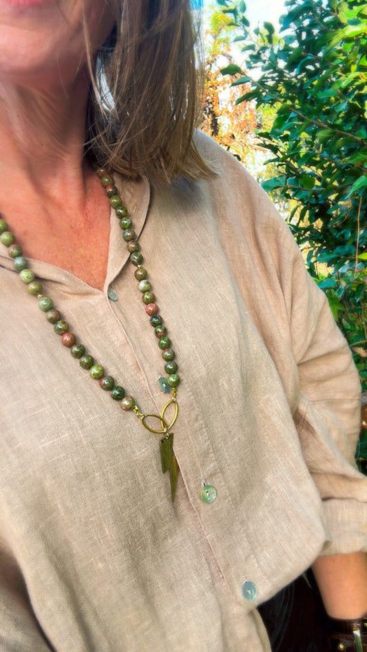 𝗧𝗥𝗔𝗡𝗦𝗙. 𝗕𝗔𝗡𝗖𝗔𝗥𝗜𝗔 $𝟐𝟗𝟐𝟎 Colgante en piedra unakita natural clara y dije de orfebrería