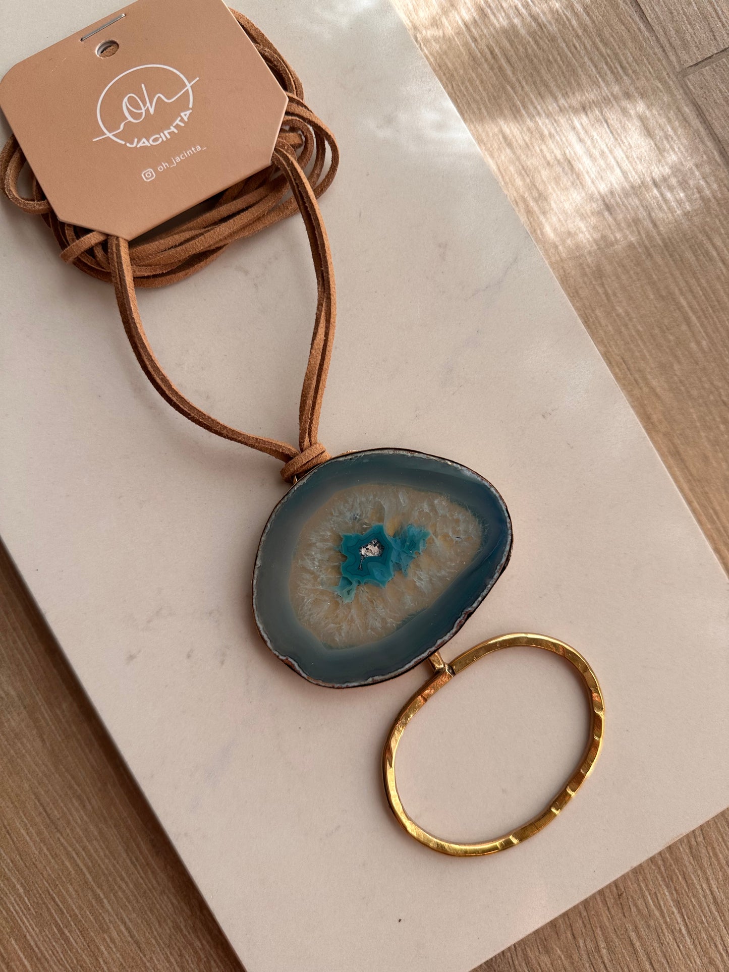𝗧𝗥𝗔𝗡𝗦𝗙. 𝗕𝗔𝗡𝗖𝗔𝗥𝗜𝗔 $2180 Colgante en piedra y orfebrería | tiento color natural