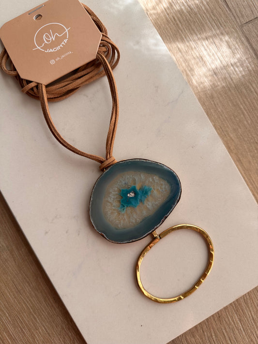 𝗧𝗥𝗔𝗡𝗦𝗙. 𝗕𝗔𝗡𝗖𝗔𝗥𝗜𝗔 $2180 Colgante en piedra y orfebrería | tiento color natural