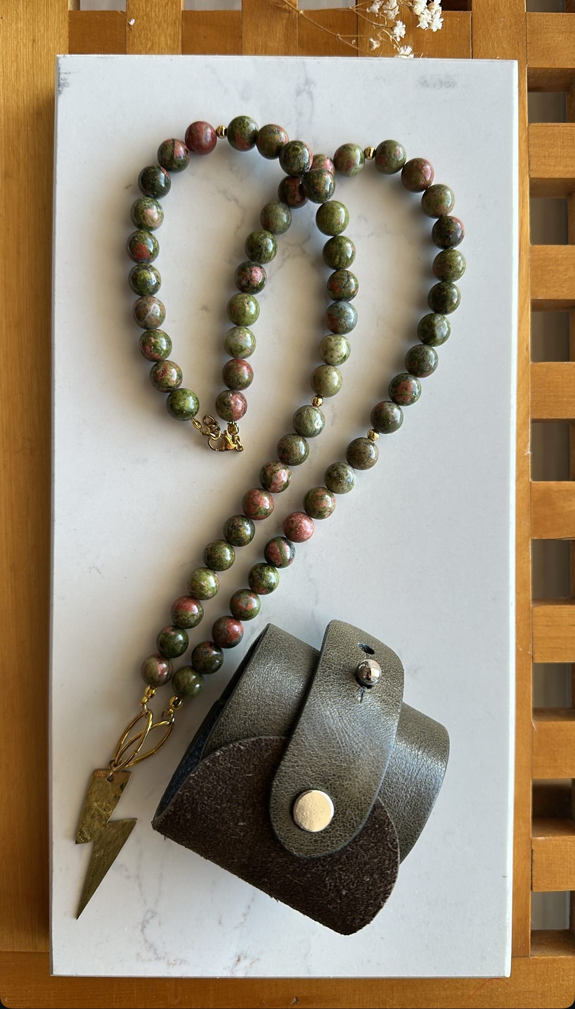 𝗧𝗥𝗔𝗡𝗦𝗙. 𝗕𝗔𝗡𝗖𝗔𝗥𝗜𝗔 $𝟐𝟗𝟐𝟎 Colgante en piedra unakita natural clara y dije de orfebrería