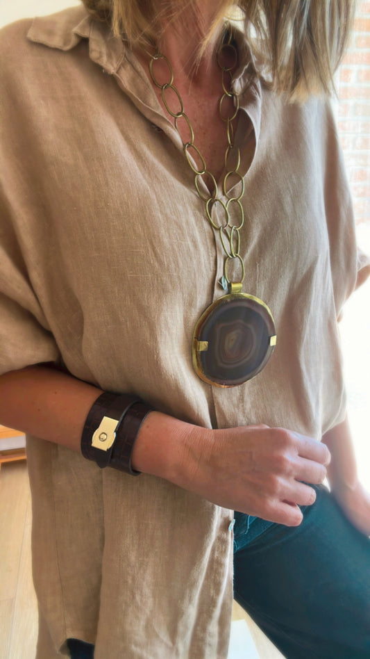 𝗧𝗥𝗔𝗡𝗦𝗙. 𝗕𝗔𝗡𝗖𝗔𝗥𝗜𝗔 $3050 Colgante de cadena con eslabones color oro y piedra natural en tonos marrones