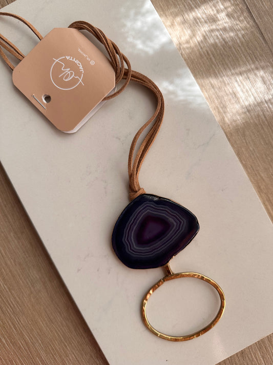 𝗧𝗥𝗔𝗡𝗦𝗙. 𝗕𝗔𝗡𝗖𝗔𝗥𝗜𝗔 $2180 Colgante en piedra y orfebrería | tiento color natural