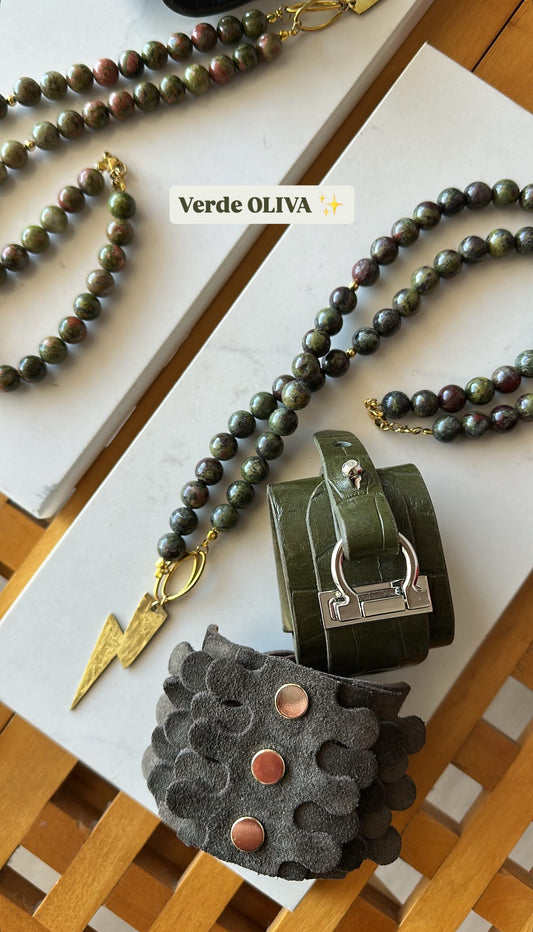𝗧𝗥𝗔𝗡𝗦𝗙. 𝗕𝗔𝗡𝗖𝗔𝗥𝗜𝗔 $𝟐𝟗𝟐𝟎 Colgante en piedra unakita natural oscura y dije de orfebrería