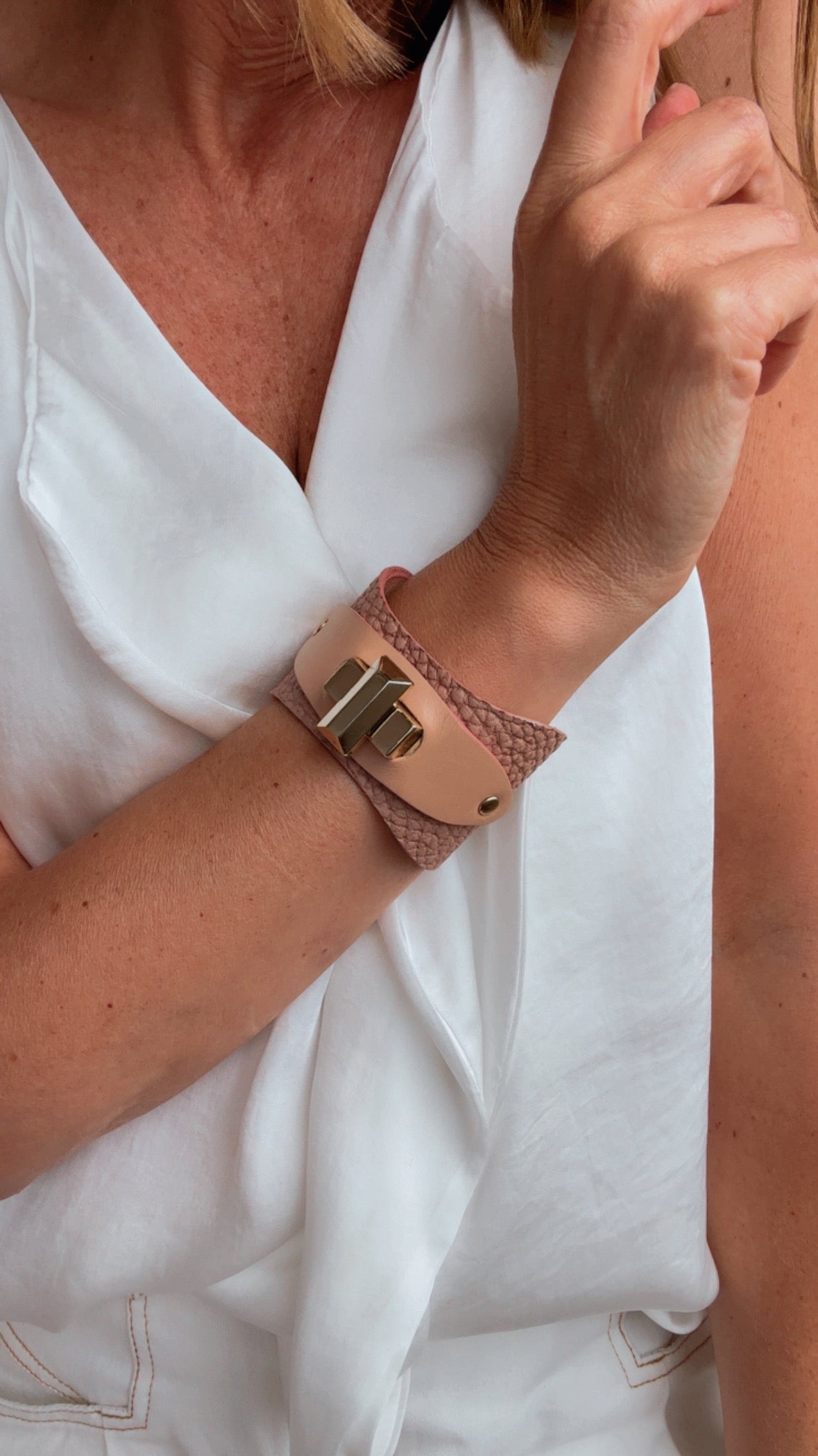 ROSA • Brazalete 100% cuero. Transferencia bancaria $2650
