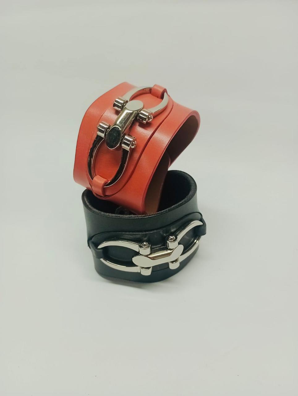 CORAL • Brazalete 100% cuero.    Transferencia bancaria $2550