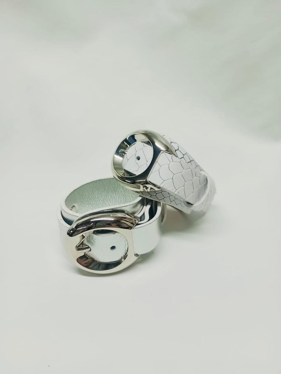 𝗧𝗥𝗔𝗡𝗦𝗙. 𝗕𝗔𝗡𝗖𝗔𝗥𝗜𝗔 $𝟮𝟯𝟬𝟬
Brazalete 100% cuero, blancos y metalizados a morir ésta temporada SS25.