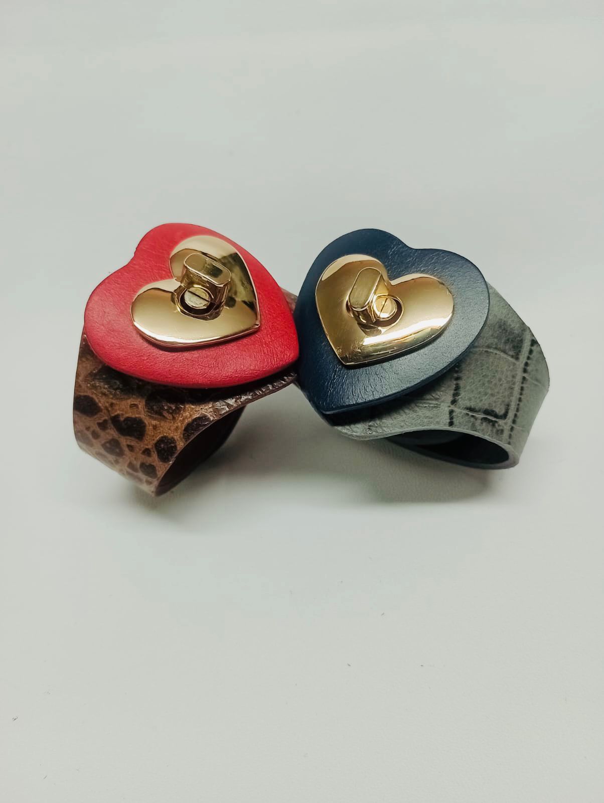 MARRÓN & CORAZÓN GUINDA  • Brazalete 100% cuero. Transferencia bancaria $2600