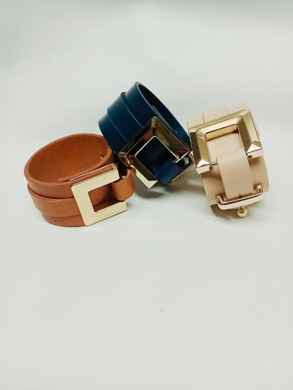 𝗧𝗥𝗔𝗡𝗦𝗙. 𝗕𝗔𝗡𝗖𝗔𝗥𝗜𝗔 $𝟮𝟯𝟬𝟬
Brazalete 100% cuero. Diseño sofisticado con hebilla cuadrada color oro