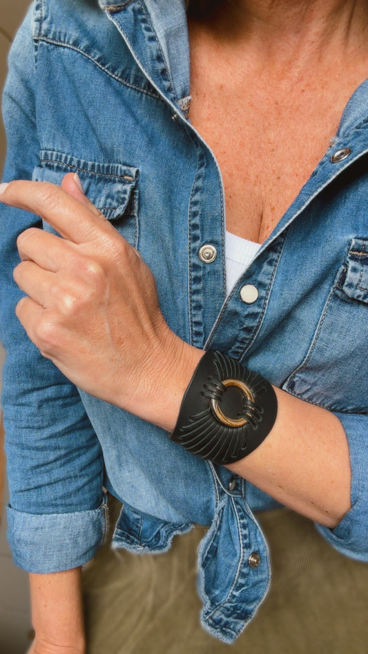 NEGRO • Brazalete 100% cuero. Transferencia bancaria $2480