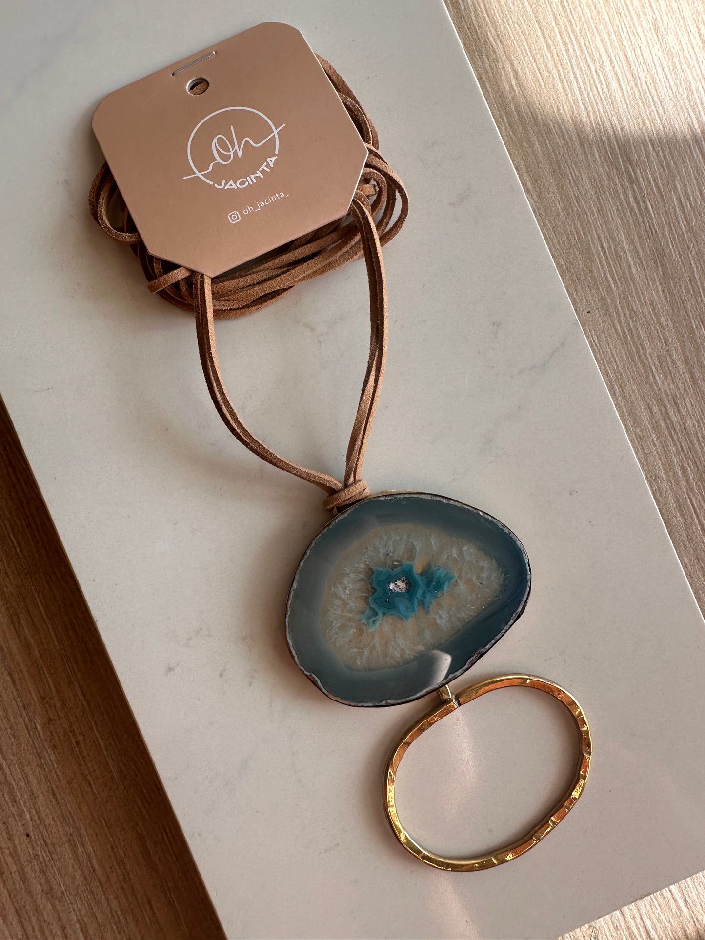 𝗧𝗥𝗔𝗡𝗦𝗙. 𝗕𝗔𝗡𝗖𝗔𝗥𝗜𝗔 $2180 Colgante en piedra y orfebrería | tiento color natural