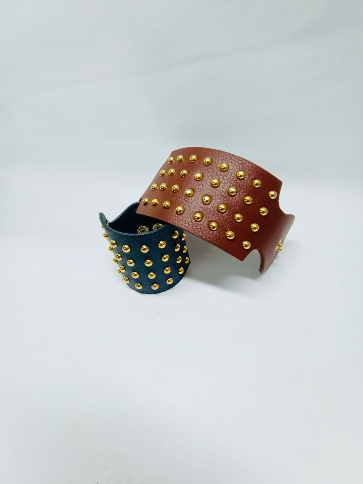 Brazalete 100% cuero. Transferencia bancaria $2400