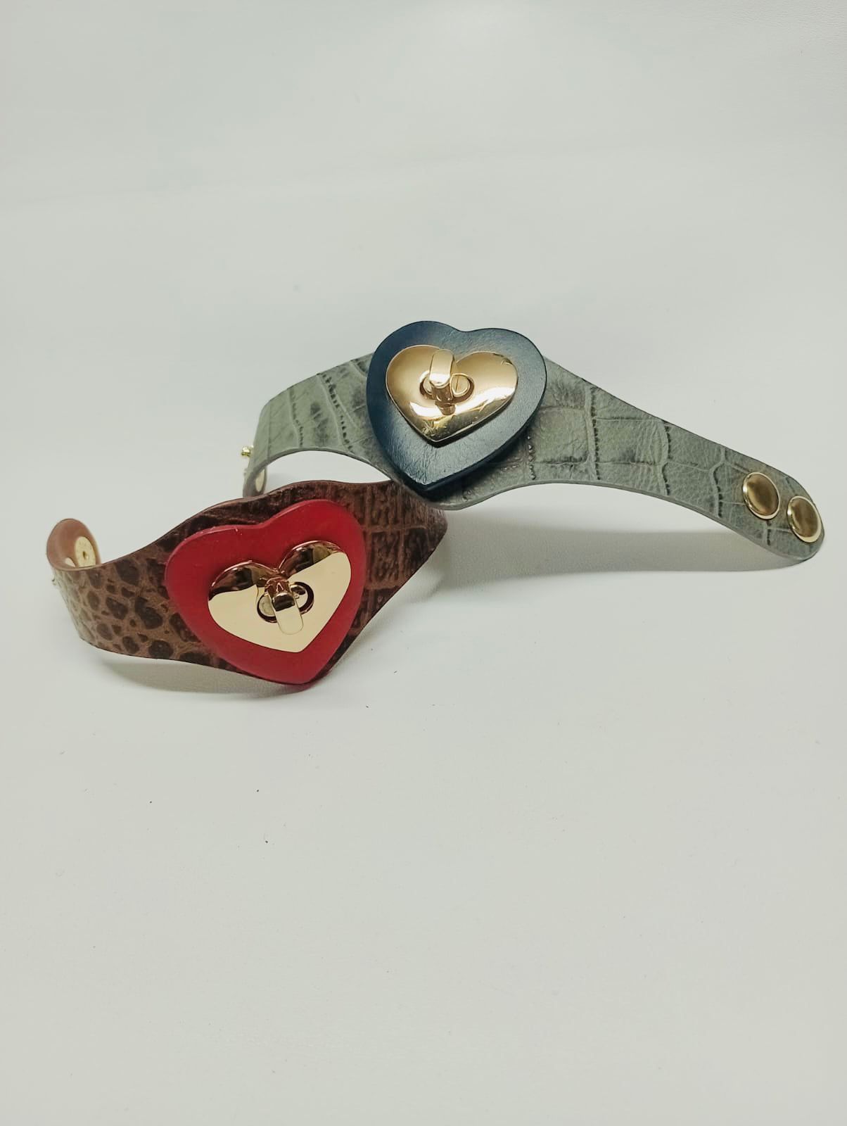 MARRÓN & CORAZÓN GUINDA  • Brazalete 100% cuero. Transferencia bancaria $2600