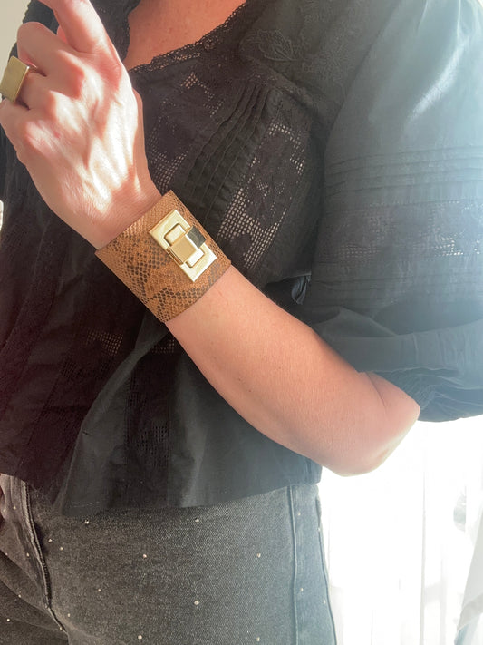 Brazalete 100% cuero. Transferencia bancaria $2500