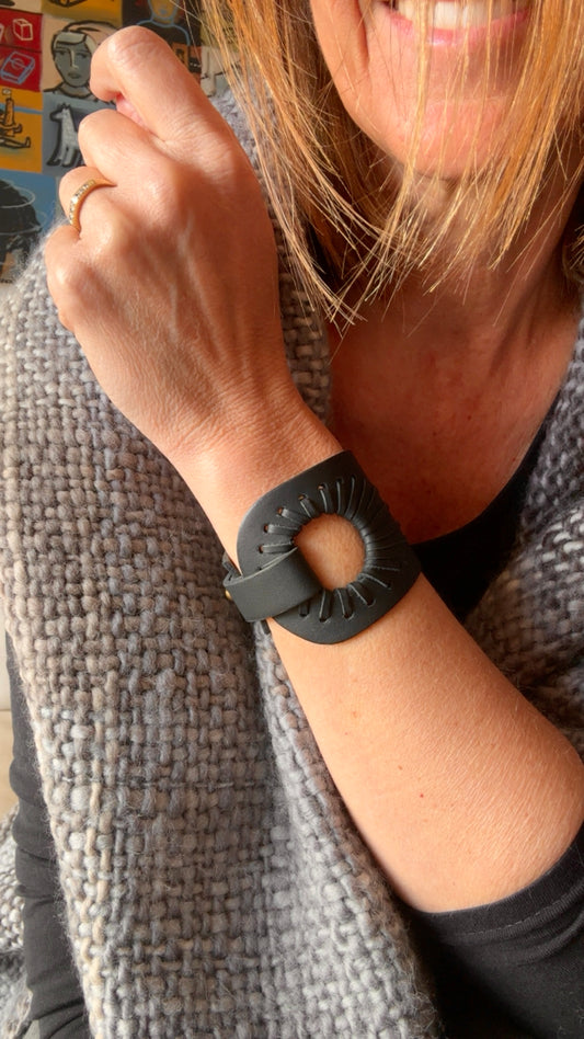 NEGRO • Brazalete 100% cuero. Transferencia bancaria $2480