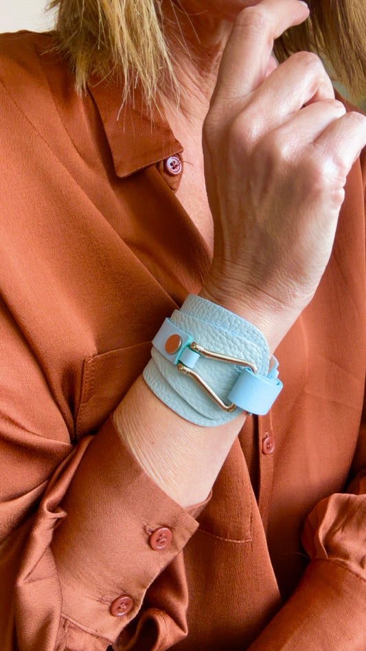 CELESTE PASTEL • Brazalete 100% cuero. Transferencia bancaria $2550