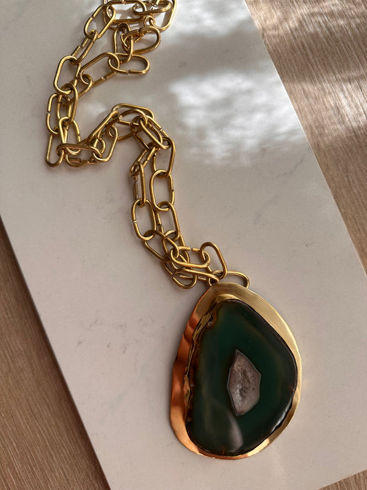 𝗧𝗥𝗔𝗡𝗦𝗙. 𝗕𝗔𝗡𝗖𝗔𝗥𝗜𝗔 $3050 Colgante de cadena con eslabones color oro y piedra natural en tonos verdes