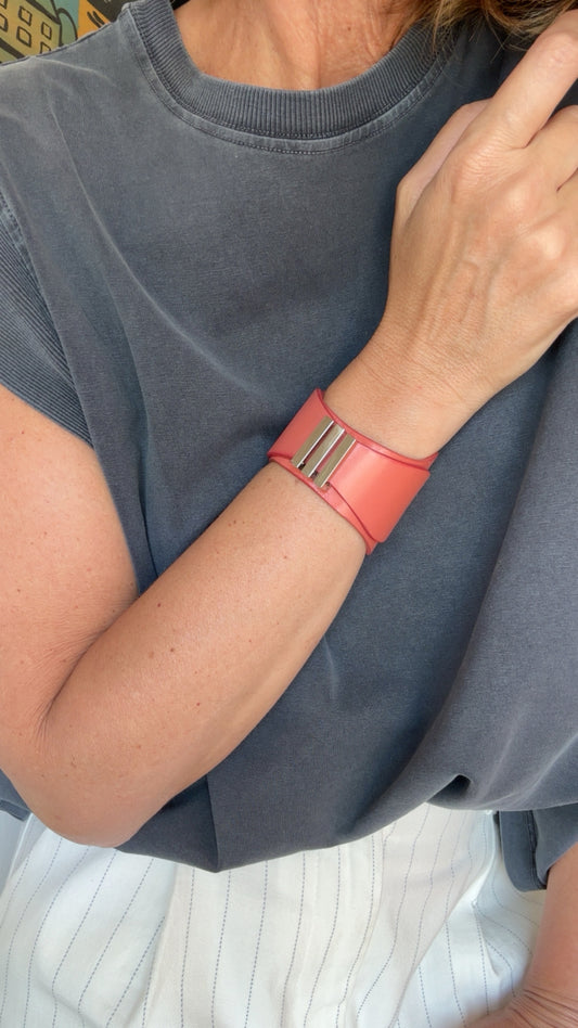 Brazalete 100% cuero.              Coral 20% off • Transferencia bancaria $2215