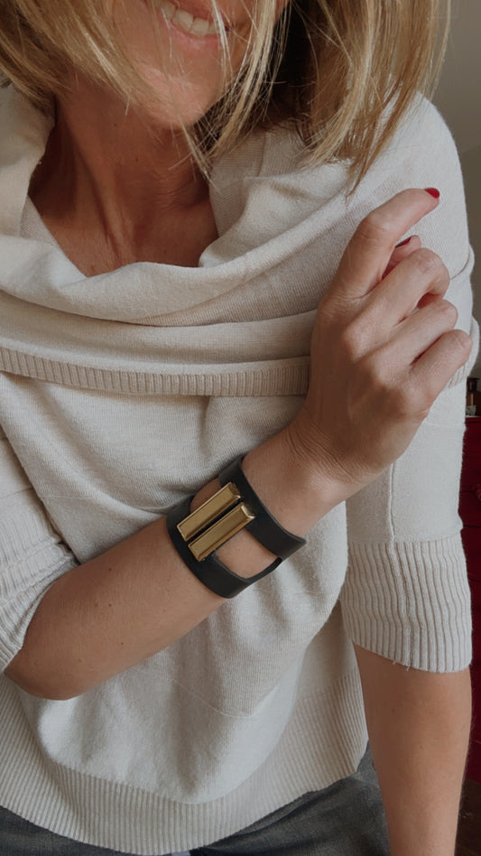 NEGRO • Brazalete 100% cuero. Transferencia bancaria $2480