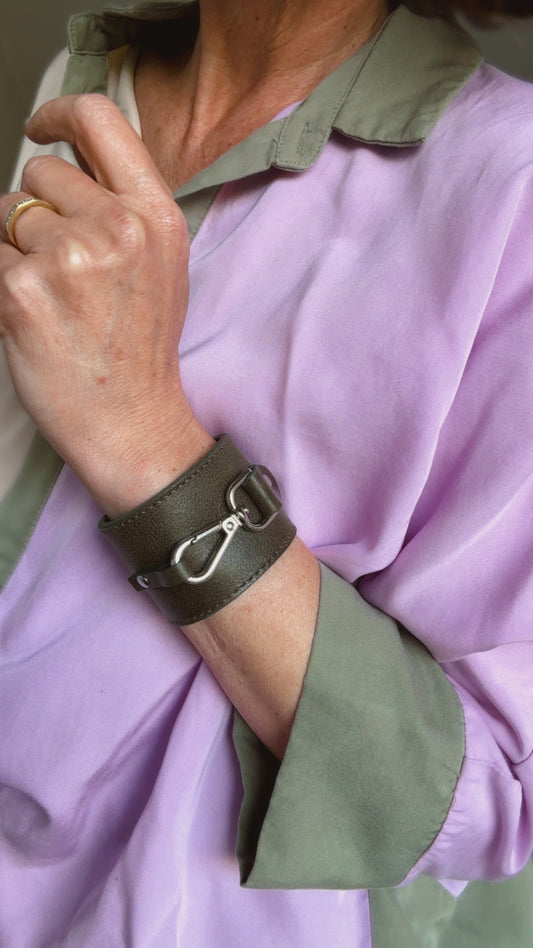 Brazalete 100% cuero. Transferencia bancaria $2400